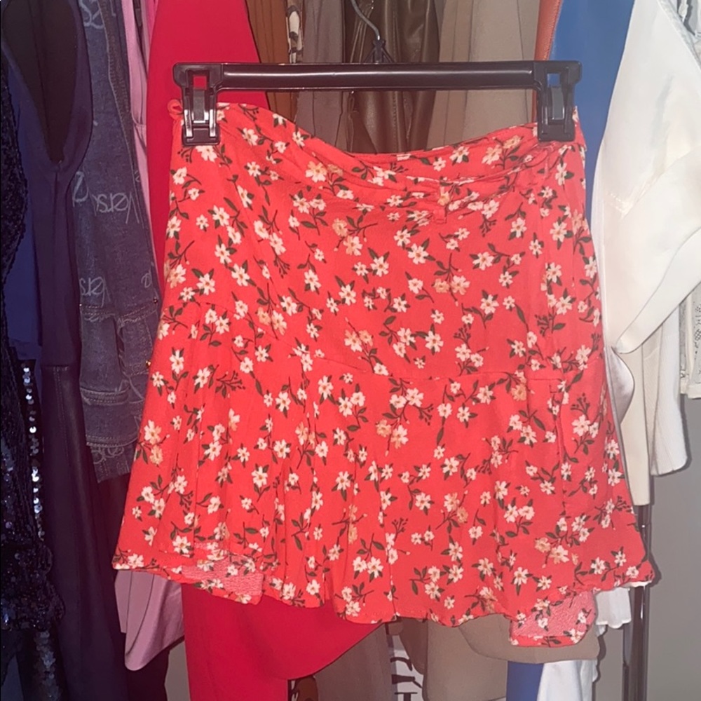 Lizard Thicket flower skirt w/ zip closure.